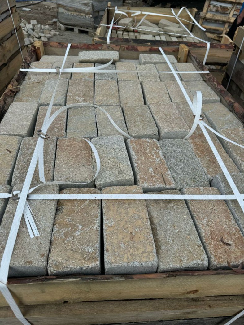 Длинный гранитный кирпич