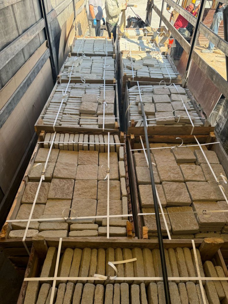 Фура гранитного отделочного кирпича из таупгранита